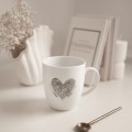 Biały Kubek Porcelanowy z Personalizacją 380 ml - Serce z Linii Papilarnych z Datą dla Zakochanych  Zbliżenie na złote zdobienie serca na białym kubku porcelanowym Biały Kubek Porcelanowy z Personalizacją 380 ml - Serce z