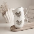 Biały Kubek Porcelanowy z Personalizacją 380 ml - Serce z Linii Papilarnych z Datą dla Zakochanych  Eleganckie opakowanie prezentowe kubka porcelanowego ze złotym zdobieniem Nadzwyczajnie.pl — Biały Kubek Porcelanowy z