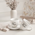Biała Filiżanka Porcelanowa Espresso ze Spodkiem 100 ml - Napis Dzień Dobry Mężu ze Złotym Sercem dla Męża na Rocznicę Ślubu Zbliżenie na złote zdobienie serca na białym filiżance porcelanowej Biała Filiżanka Porcelanowa Espresso ze Spodkiem 100