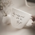 Biały Kubek Porcelanowy z Personalizacją 1 Litra - Personalizacja Listu Miłosnego dla Bliskiej Osoby  Zbliżenie na złote zdobienie na białym kubku porcelanowym Biały Kubek Porcelanowy z Personalizacją 1 Litra -