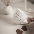 Biały Kubek Porcelanowy z Personalizacją 300 ml - Personalizacja Listu Miłosnego dla Bliskiej Osoby  Zbliżenie na złote zdobienie na białym kubku porcelanowym Biały Kubek Porcelanowy z Personalizacją 300 ml -