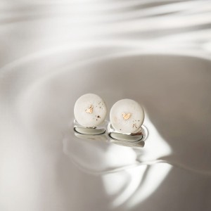 Kolczyki - Okrągłe kolczyki z motywem złotego serca i nakropieniami