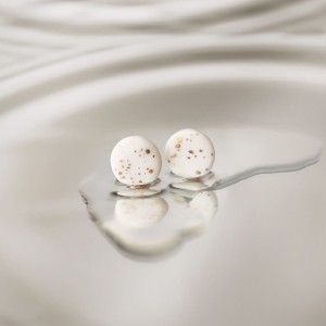 Kolczyki - Okrągłe kolczyki nakrapiane złotem