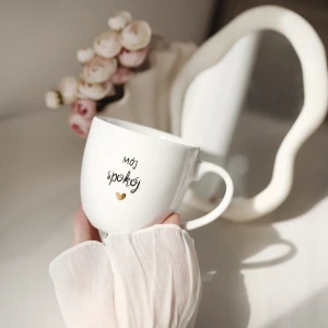 Biały kubek porcelanowy 300 ml - motyw złotego serca z napisem Mój spokój dla ukochanej osoby na walentynki