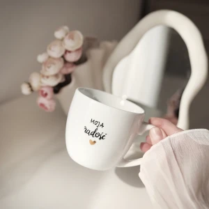 Biały kubek porcelanowy 300 ml - motyw złotego serca z napisem Moja radość dla partnerki na rocznicę związku