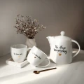 Zestaw biały porcelanowy dzbanek 1 litr i 2 kubki porcelanowe 300 ml - motyw złotego serca z napisami Na długie rozmowy oraz Do końca życia i jeden dzień dłużej dla pary na rocznicę ślubu zestaw-dzbanek-kubki-wesele-slub-zlote-serce .webp