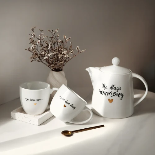 Zestaw biały porcelanowy dzbanek 1 litr i 2 kubki porcelanowe 300 ml - motyw złotego serca z napisami Na długie rozmowy oraz Do końca życia i jeden dzień dłużej dla pary na rocznicę ślubu