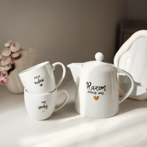 Zestaw biały porcelanowy dzbanek 1 litra i 2 kubki porcelanowe 300 ml - motyw złotego serca z napisami Razem smakuje lepiej oraz Mój spokój i Moja radość dla pary na walentynki