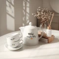 Zestaw biały porcelanowy dzbanek 1 litr i 2 filiżanki porcelanowe 250 ml ze spodkami - motyw złotego serca z napisami Miłość mieszka tutaj oraz Mój dom to Ty dla pary na parapetówkę 3P4A9209.webp