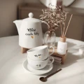 Zestaw biały porcelanowy dzbanek 1 litr i 2 filiżanki porcelanowe 250 ml ze spodkami - motyw złotego serca z napisami Miłość mieszka tutaj oraz Mój dom to Ty dla pary na parapetówkę 3P4A9212.webp