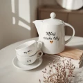 Zestaw biały porcelanowy dzbanek 1 litr i 2 filiżanki porcelanowe 250 ml ze spodkami - motyw złotego serca z napisami Miłość mieszka tutaj oraz Mój dom to Ty dla pary na parapetówkę 3P4A9217.webp