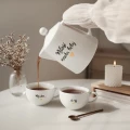 Zestaw biały porcelanowy dzbanek 1 litr i 2 filiżanki porcelanowe 250 ml ze spodkami - motyw złotego serca z napisami Miłość mieszka tutaj oraz Mój dom to Ty dla pary na parapetówkę 3P4A9226.webp
