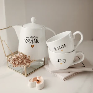 Zestaw biały porcelanowy dzbanek 1 litr i 2 kubki porcelanowe 500 ml - motyw złotego serca z napisami Na wspólne poranki oraz Razem lepiej dla pary na rocznicę ślubu