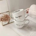 Zestaw 2 białych kubków porcelanowych 300 ml - motyw złotego serca z napisem Nasza historia dopiero się zaczyna oraz datą wewnątrz dla zakochanych na ślub 3P4A9176.webp