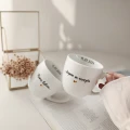 Zestaw 2 białych kubków porcelanowych 300 ml - motyw złotego serca z napisem Nasza historia dopiero się zaczyna oraz datą wewnątrz dla zakochanych na ślub 3P4A9179.webp