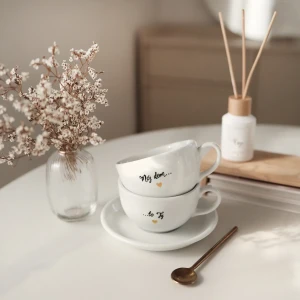 Zestaw 2 białych filiżanek porcelanowych 250 ml ze spodkami - motyw złotego serca z napisem Mój dom to Ty dla pary na rocznicę związku