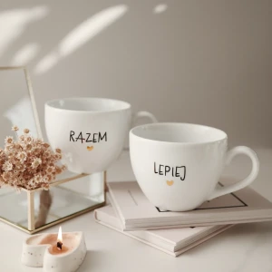 Zestaw 2 białych kubków porcelanowych 500 ml - motyw złotego serca z napisem Razem lepiej dla pary na walentynki
