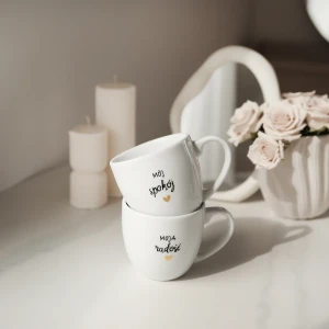 Zestaw 2 białych kubków porcelanowych 300 ml - motyw złotego serca z napisami Mój spokój oraz Moja radość dla zakochanych na urodziny