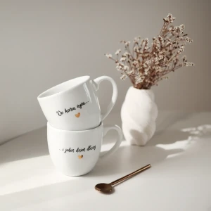 Zestaw 2 białych kubków porcelanowych 300 ml - motyw złotego serca z napisem Do końca życia i jeden dzień dłużej dla małżeństwa na rocznicę ślubu