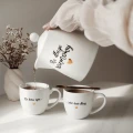 Zestaw 2 białych kubków porcelanowych 300 ml - motyw złotego serca z napisem Do końca życia i jeden dzień dłużej dla małżeństwa na rocznicę ślubu 3P4A9133.webp