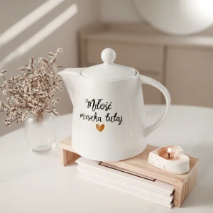Biały dzbanek porcelanowy 1 litra - motyw złotego serca z napisem Miłość mieszka tutaj dla rodziny na parapetówkę