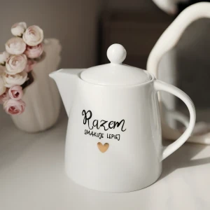 Biały dzbanek porcelanowy 1 litra - motyw złotego serca z napisem Razem smakuje lepiej dla pary na walentynki