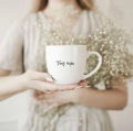 Biały kubek porcelanowy z personalizacją 300 ml - czarne logo lub grafika na każdą okazję Twoj napis kobieta z kubkiem