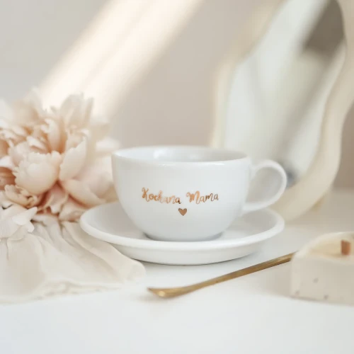 Biała filiżanka porcelanowa 250 ml ze spodkiem - złoty napis kochana mama dla mamy na Dzień Matki