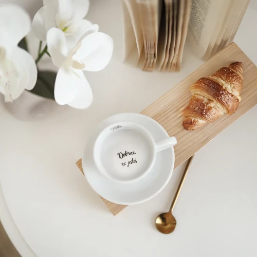 Biała Filiżanka Porcelanowa Espresso ze Spodkiem 100 ml z napisem ta krawędzi Tato, a na dnie Dobrze, że jesteś. Złote serce na froncie