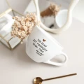Biały Kubek Porcelanowy z Personalizacją 500 ml - Ten dzień jest piękniejszy dzięki Tobie + imiona i data 3P4A0317.webp