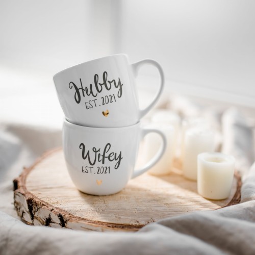 Biały zestaw porcelanowy Nadzwyczajnie.pl ze złotym sercem i napisem kubków 300 ml - Wifey Hubby z Twoją datą — 300 ml