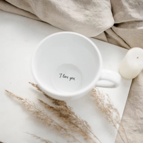Biały kubek porcelanowy Nadzwyczajnie.pl ze złotym sercem i napisem + I love You NAPIS NA DNIE — 500 ml