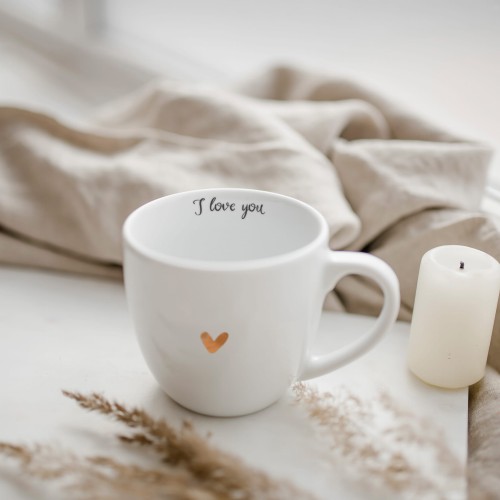 Biały kubek porcelanowy Nadzwyczajnie.pl ze złotym sercem i napisem I love You — 300 ml