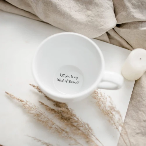 Biały kubek porcelanowy Nadzwyczajnie.pl ze złotym sercem i napisem + Will you be my Maid of Honour? NAPIS NA DNIE — 500 ml