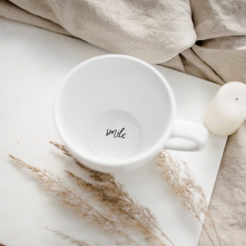 Biały kubek porcelanowy Nadzwyczajnie.pl ze złotym sercem i napisem + Smile NAPIS NA DNIE — 500 ml