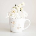 Kubek 300 ml - Złote stokrotki Kubek porcelanowy ze złotym zdobieniem Złote stokrotki Nadzwyczajnie.pl — widok z boku na białym tle