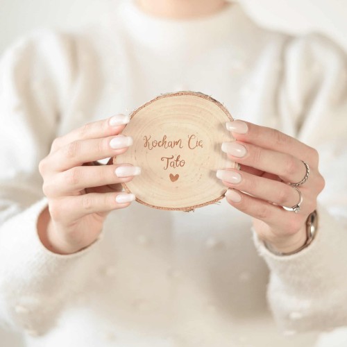 Biały kubek porcelanowy Nadzwyczajnie.pl ze złotym zdobieniem i napisem Podkładka drewniana pod kubek - Kocham Cię Tato