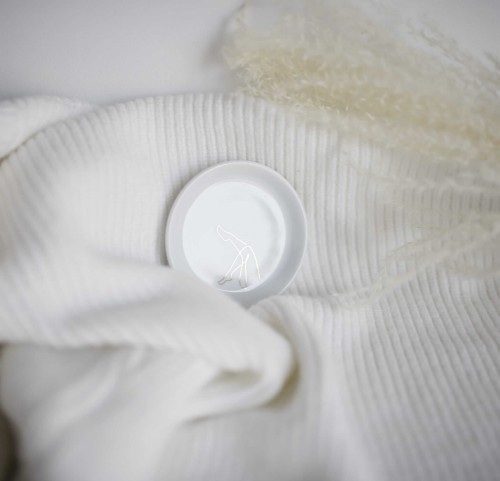 Biały produkt porcelanowy Nadzwyczajnie.pl ze złotym zdobieniem i napisem Spodek na biżuterię - Legs