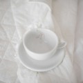 Filiżanka 250 ml ze spodkiem - Legs Zbliżenie na złote zdobienie na białym filiżance porcelanowej ze spodkiem - Legs Nadzwyczajnie.pl