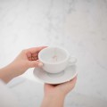 Filiżanka 250 ml ze spodkiem - Lips Biały filiżanka porcelanowa Nadzwyczajnie.pl ze złotym zdobieniem i napisem ze spodkiem - Lips — 250 ml