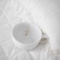 Filiżanka 250 ml ze spodkiem - Lips Zbliżenie na złote zdobienie na białym filiżance porcelanowej ze spodkiem - Lips Nadzwyczajnie.pl