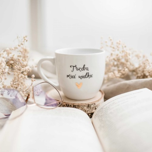 Biały Kubek Porcelanowy 300 ml - Napis Trzeba Mieć Wielkie Serce by Kształcić Małych Ludzi z Motywem Złotego Serca dla Nauczycielki na Dzień Nauczyciela