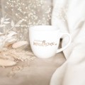 Biały kubek porcelanowy 300 ml - Złoty napis najlepsza świadkowa na ślub dla świadkowej Kubek porcelanowy ze złotym zdobieniem Najlepsza świadkowa ZŁOTY NAPIS Nadzwyczajnie.pl — widok z boku na białym tle