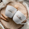 Biały kubek porcelanowy 300 ml - Złoty napis najlepsza świadkowa na ślub dla świadkowej Zbliżenie na złote zdobienie na białym kubku porcelanowym Najlepsza świadkowa ZŁOTY NAPIS Nadzwyczajnie.pl