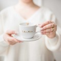 Filiżanka 200 ml ze spodkiem CIENKI RANT - Kochana Mama ZŁOTY NAPIS Biały filiżanka porcelanowa Nadzwyczajnie.pl ze złotym zdobieniem i napisem ze spodkiem CIENKI RANT - Kochana Mama ZŁOTY