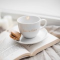 Filiżanka 200 ml ze spodkiem CIENKI RANT - Kochana Mama ZŁOTY NAPIS Zbliżenie na złote zdobienie na białym filiżance porcelanowej ze spodkiem CIENKI RANT - Kochana Mama ZŁOTY NAPIS