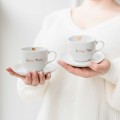 Filiżanka 200 ml ze spodkiem CIENKI RANT - Kochana Mama ZŁOTY NAPIS Personalizowany filiżanka porcelanowa ze złotym zdobieniem jako idealny prezent — porcelana premium Nadzwyczajnie.pl