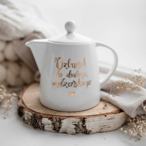 Biały produkt porcelanowy Nadzwyczajnie.pl ze złotym zdobieniem i napisem Dzbanek 1 litr - do dialogu ZŁOTY NAPIS