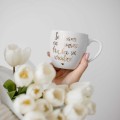 Biały kubek porcelanowy 300 ml - złoty napis siostrami nie zawsze trzeba się urodzić dla przyjaciółki na urodziny Biały kubek porcelanowy Nadzwyczajnie.pl ze złotym zdobieniem i napisem Siostrami nie zawsze trzeba się urodzić ZŁOTY