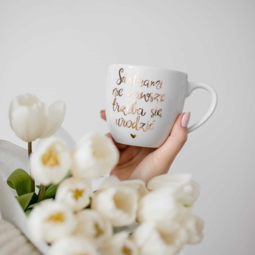 Biały kubek porcelanowy 300 ml - złoty napis siostrami nie zawsze trzeba się urodzić dla przyjaciółki na urodziny